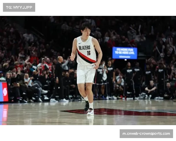 杨瀚森赛前赠送球鞋,暖心时刻与勇士球迷互动 杨瀚森赛前赠送球鞋,暖心时刻与勇士球迷互动